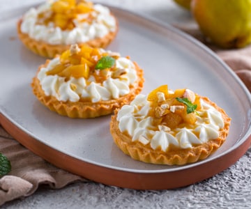 Törtchen mit Skyr-Creme, Birnen und Cashewnüssen