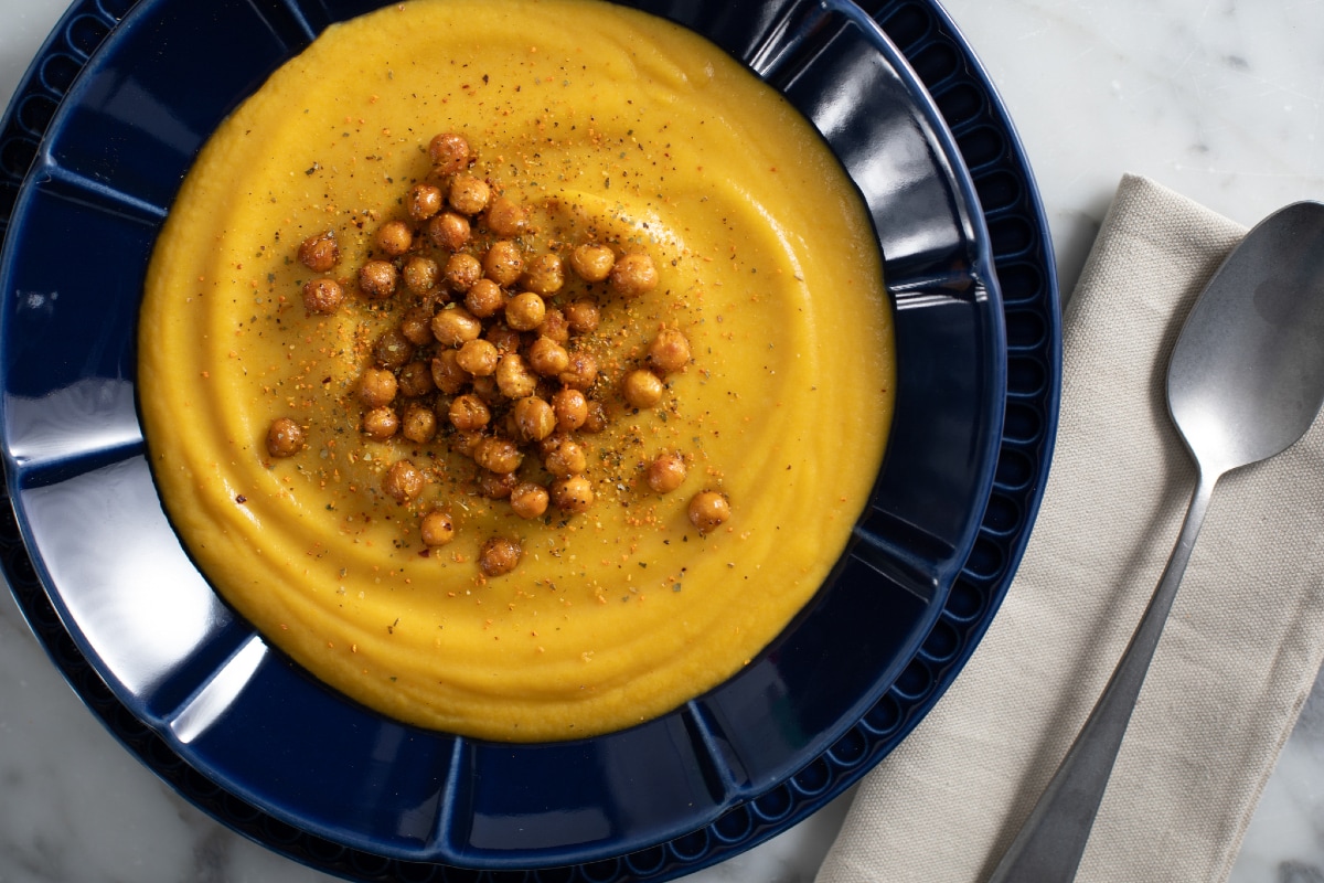 Blumenkohlsuppe mit Kurkuma und knusprigen Kichererbsen