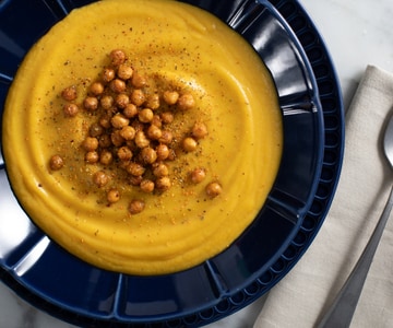 Blumenkohlsuppe mit Kurkuma und knusprigen Kichererbsen