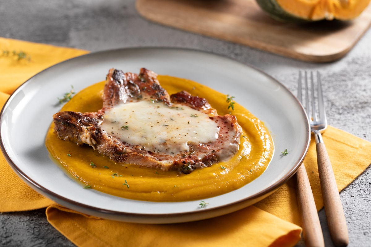 Schweinekoteletts mit Kürbiscreme und Taleggio