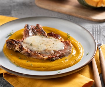 Schweinekoteletts mit Kürbiscreme und Taleggio