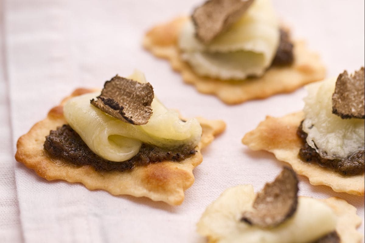 Blätterteig mit Caciocavallo und Trüffel