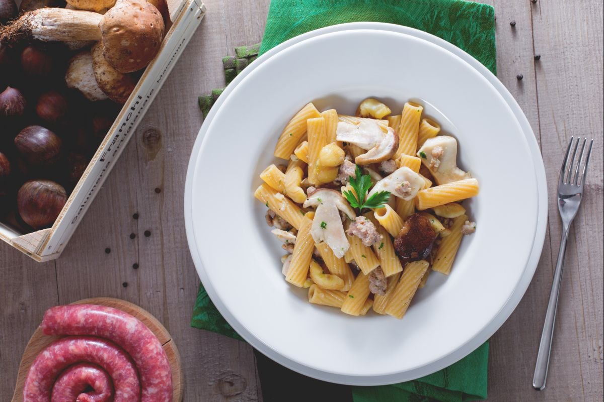 Pasta mit Steinpilzen, Wurst und zerbröckelten Kastanien