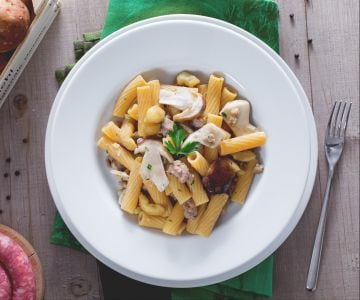 Pasta mit Steinpilzen, Wurst und zerbröckelten Kastanien