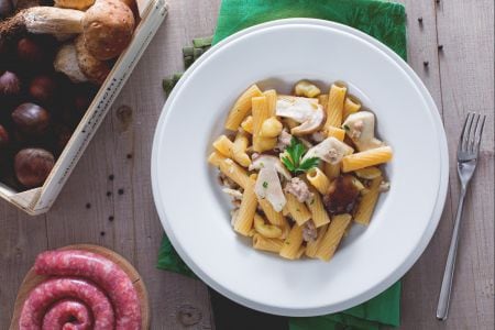 Pasta mit Steinpilzen, Wurst und zerbröckelten Kastanien