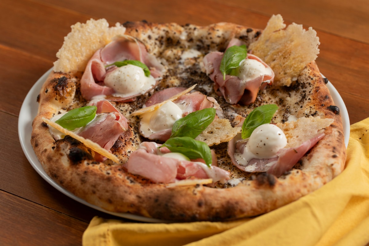 Pizza mit Trüffelcreme und Schinken