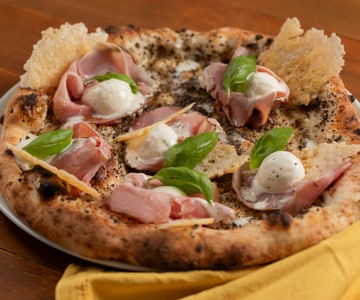 Pizza mit Trüffelcreme und Schinken