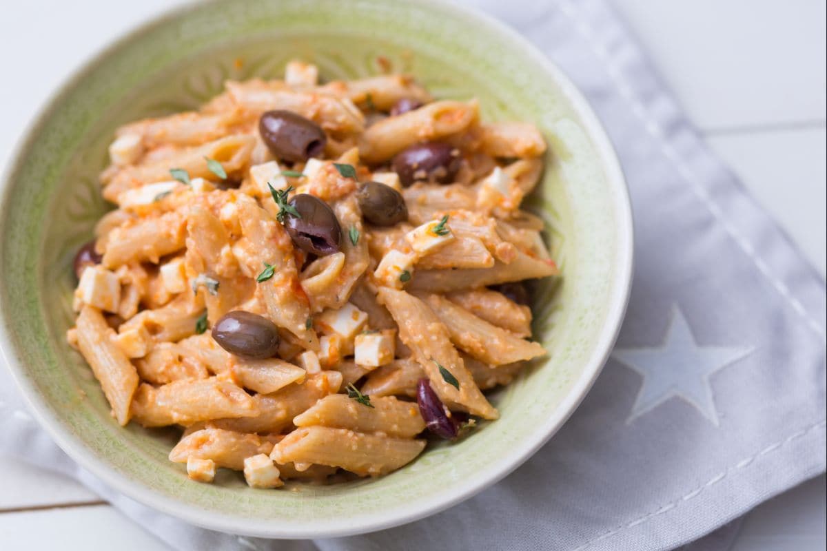 Pasta mit Mandelpesto und confierten Kirschtomaten