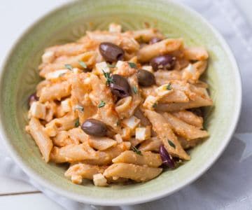 Pasta mit Mandelpesto und confierten Kirschtomaten
