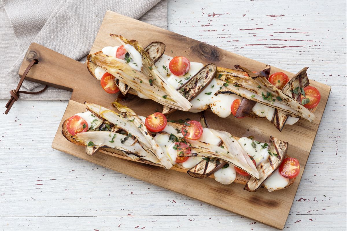 Brot mit Gemüse und Käse
