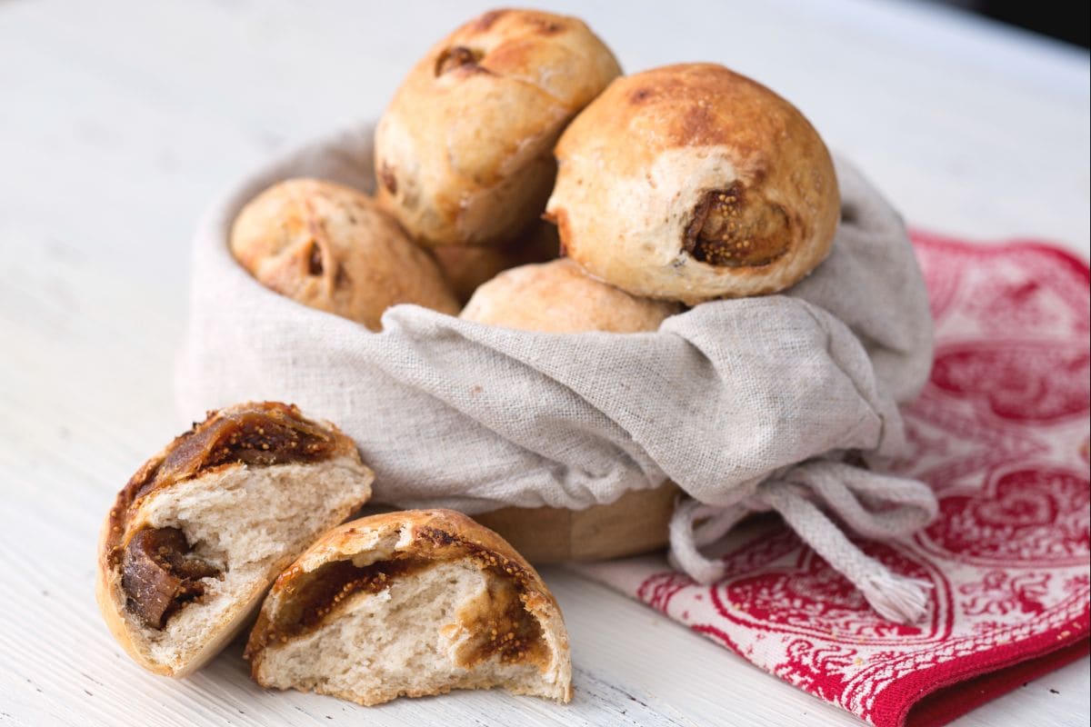 Brötchen mit getrockneten Feigen