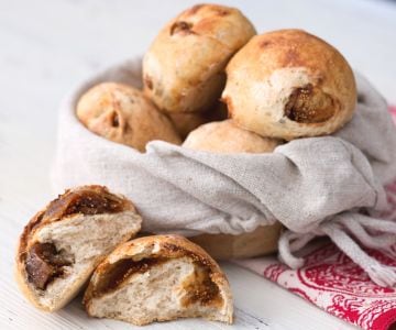 Brötchen mit getrockneten Feigen