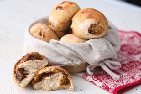 Brötchen mit getrockneten Feigen