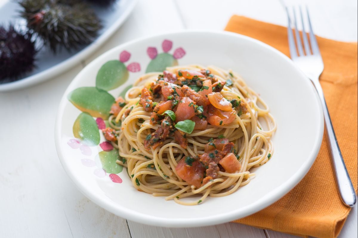 Pasta mit Seeigeln und Tomaten