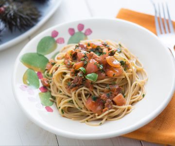 Pasta mit Seeigeln und Tomaten