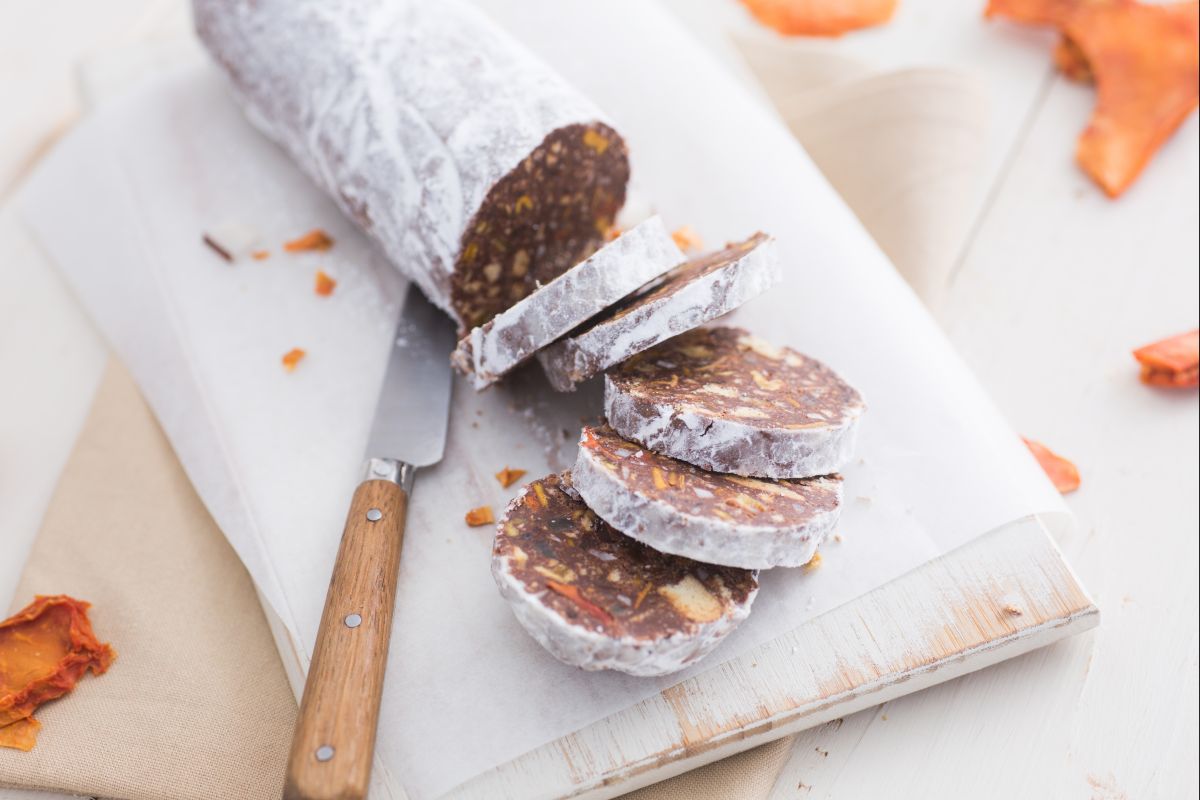 Schokoladensalami mit exotischen Früchten