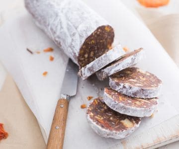 Schokoladensalami mit exotischen Früchten