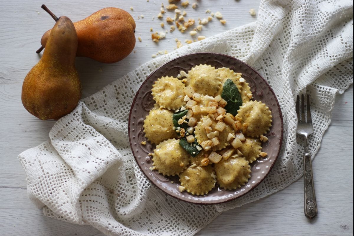 Buchweizen-Ravioli mit Birnen und Taleggio