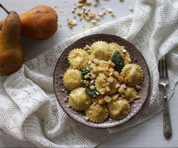 Buchweizen-Ravioli mit Birnen und Taleggio