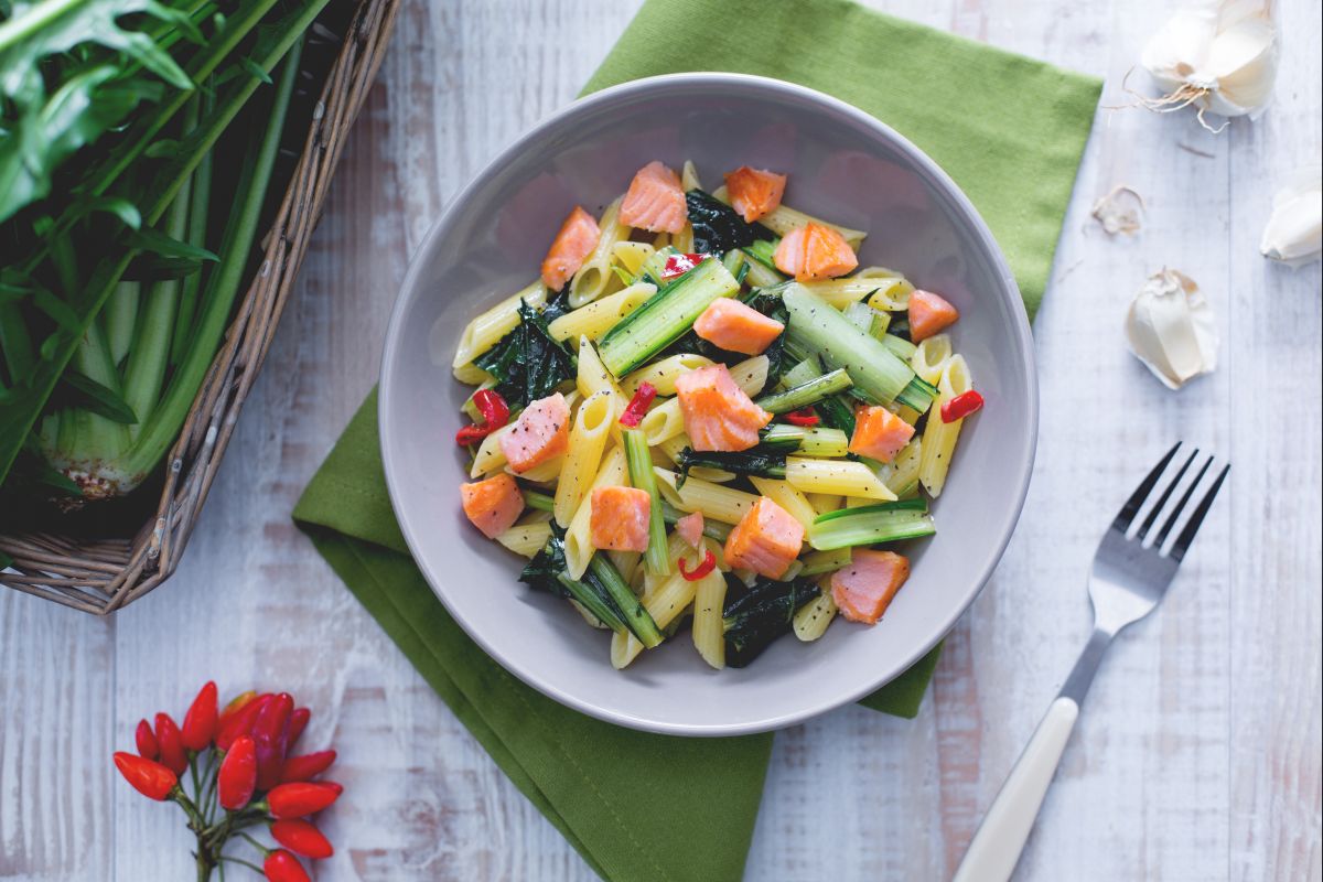 Penne mit geräuchertem Lachs und blanchiertem Chicorée