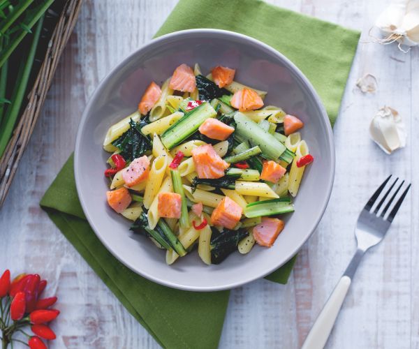Penne mit geräuchertem Lachs und blanchiertem Chicorée