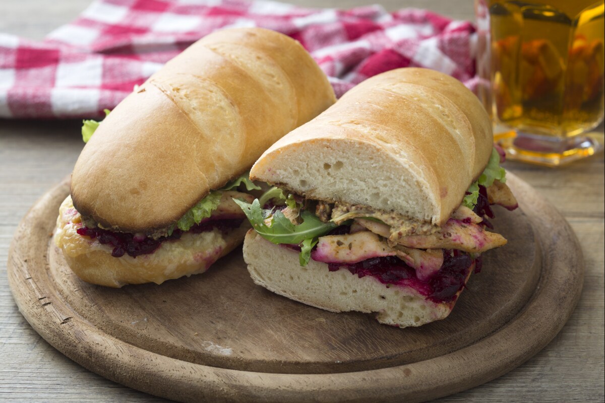 Sandwich mit Rote Bete und würzigem Huhn