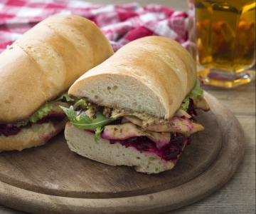 Sandwich mit Rote Bete und würzigem Huhn