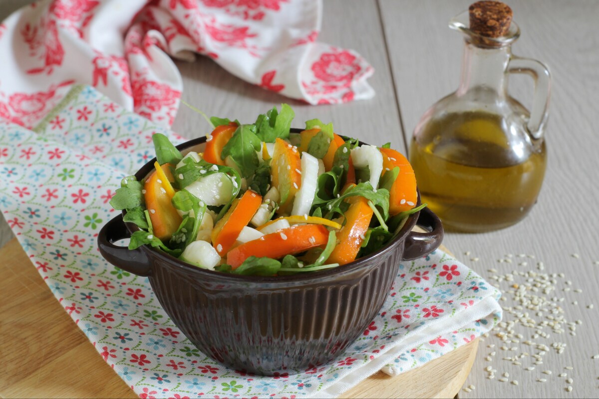 Salat mit Kaki, Rucola und Fenchel