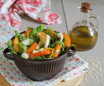 Salat mit Kaki, Rucola und Fenchel