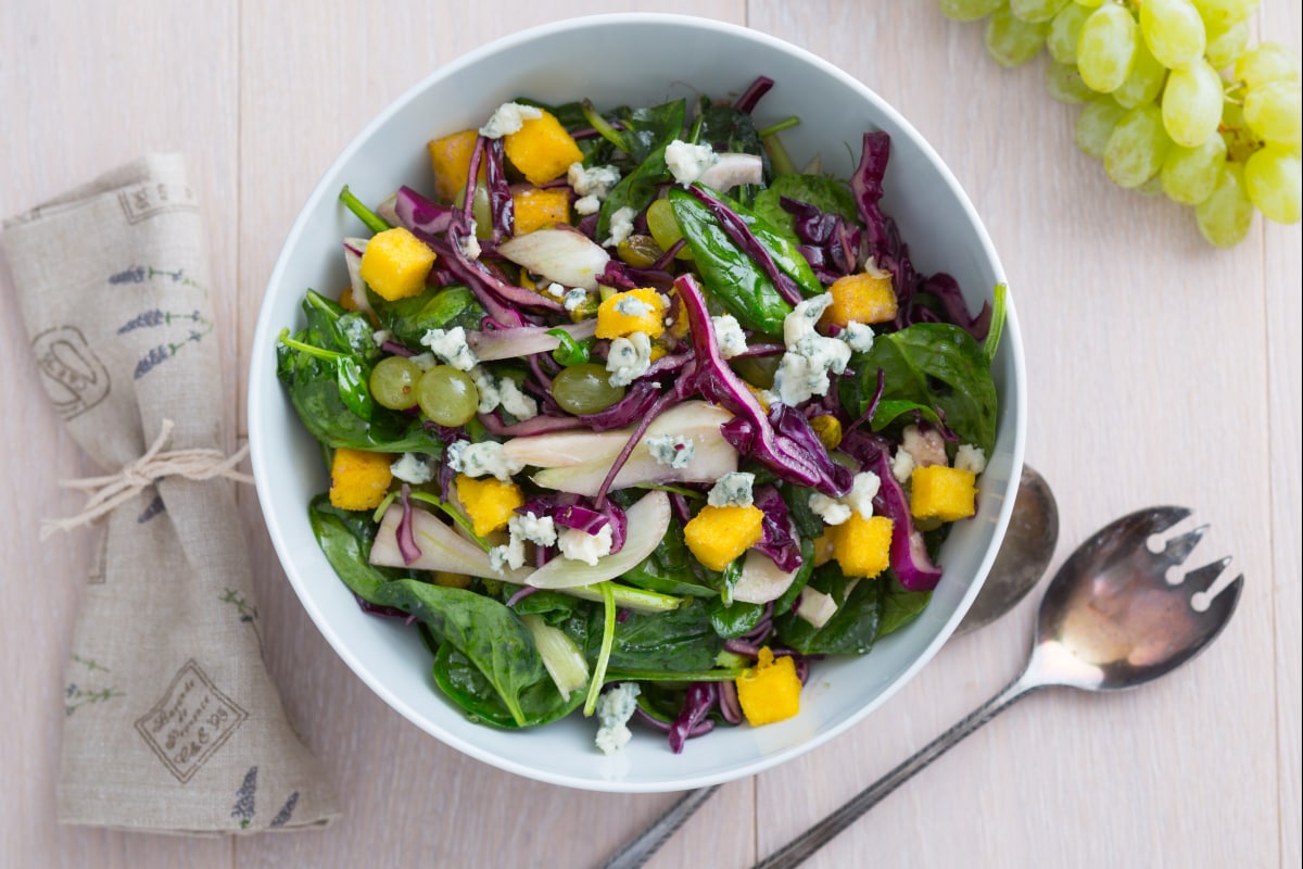 Winterlicher Salat mit Polenta-Croutons