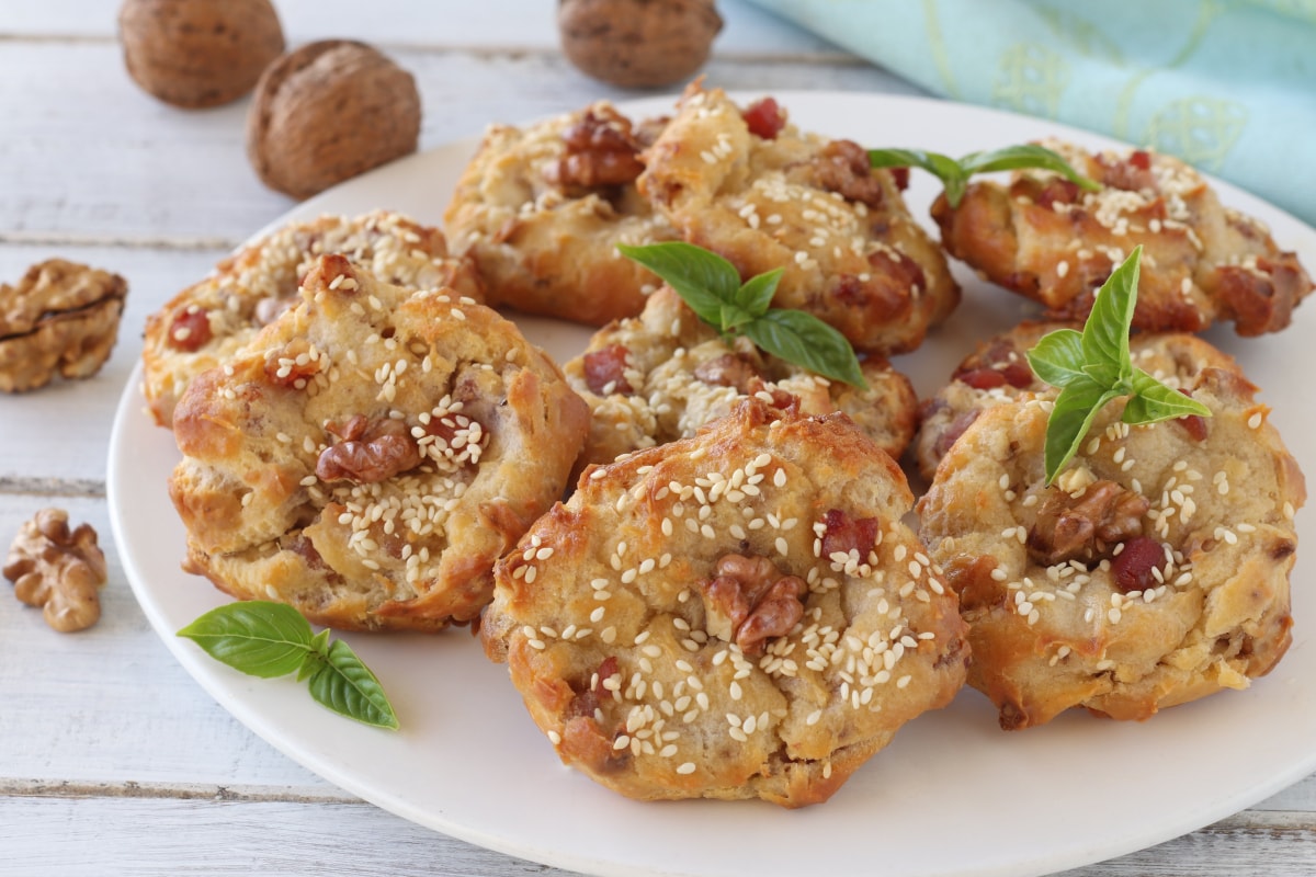 Rustikale Brandteigkrapfen mit Speck und Nüssen
