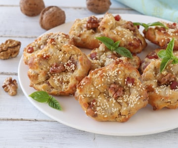 Rustikale Brandteigkrapfen mit Speck und Nüssen
