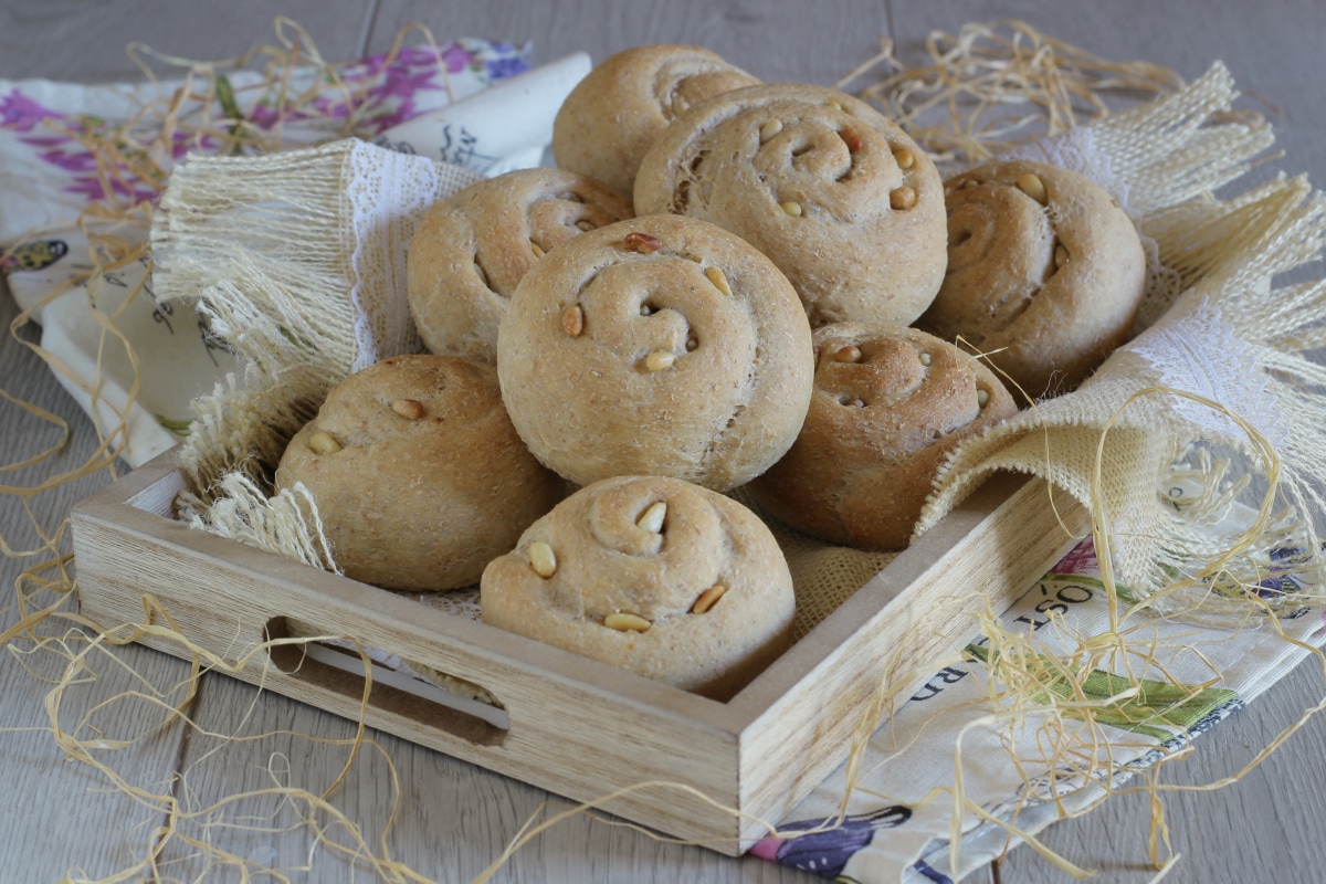 Vollkornbrötchen mit Pinienkernen