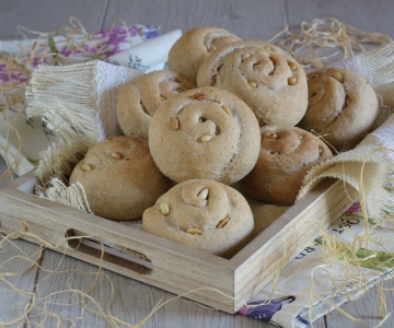 Vollkornbrötchen mit Pinienkernen