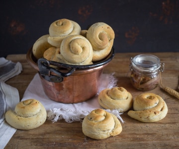 Weiche Brötchen mit Sardellen