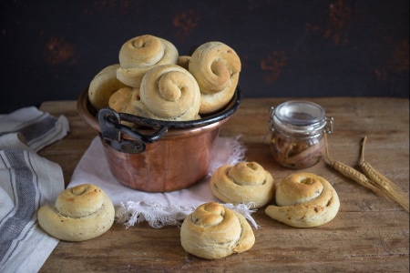 Weiche Brötchen mit Sardellen