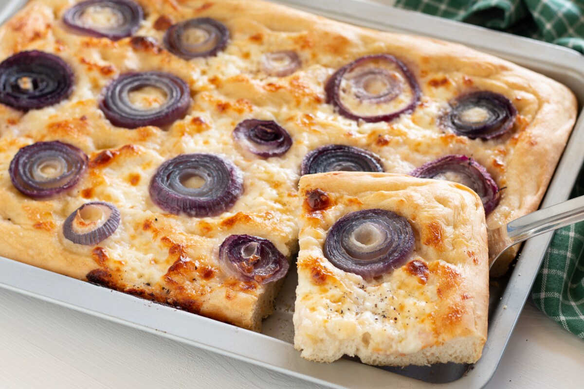 Focaccia mit Zwiebeln und Stracchino