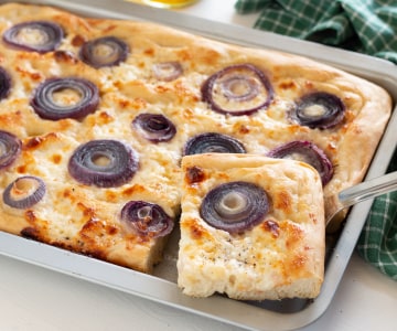 Focaccia mit Zwiebeln und Stracchino