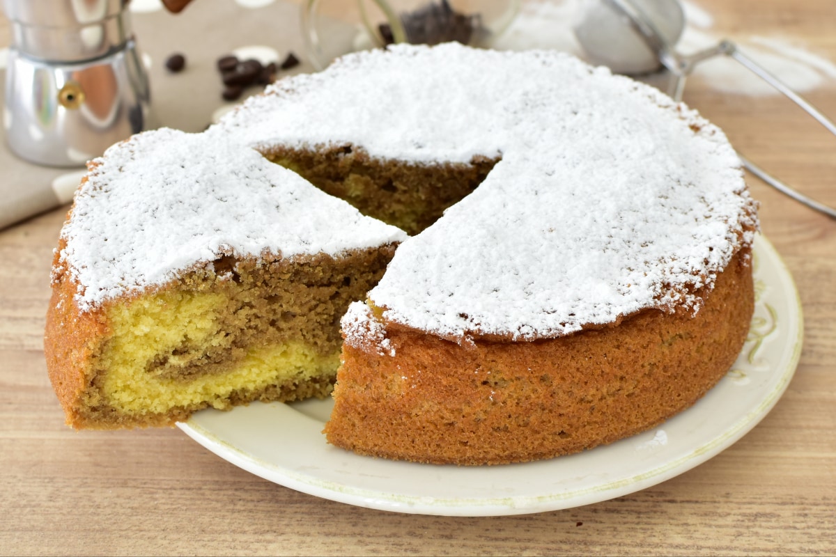 Marmorierter Kuchen mit Kokos und Kaffee