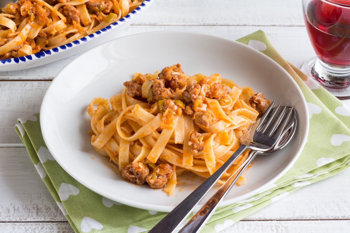 Tagliatelle mit Frühlingszwiebeln und Wurst