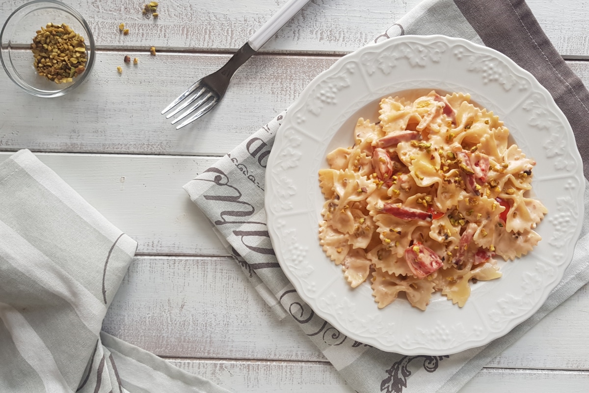 Farfalle mit Parmesansauce, Speck und Pistazien
