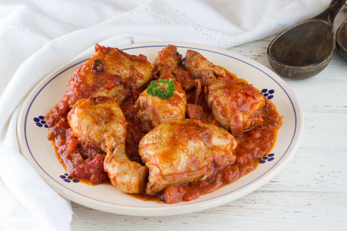 Hähnchen mit rohem Schinken und Tomaten