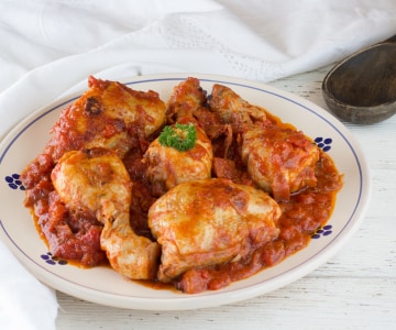 Hähnchen mit rohem Schinken und Tomaten