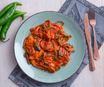 Schweinelende in Soße mit Zwiebeln und Peperoni