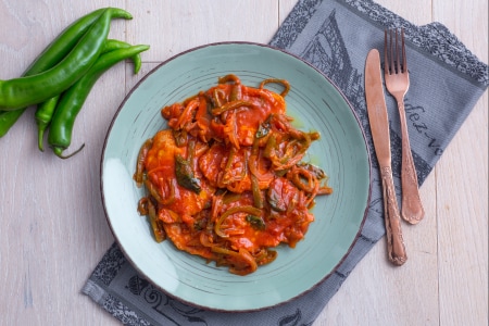 Schweinelende in Soße mit Zwiebeln und Peperoni