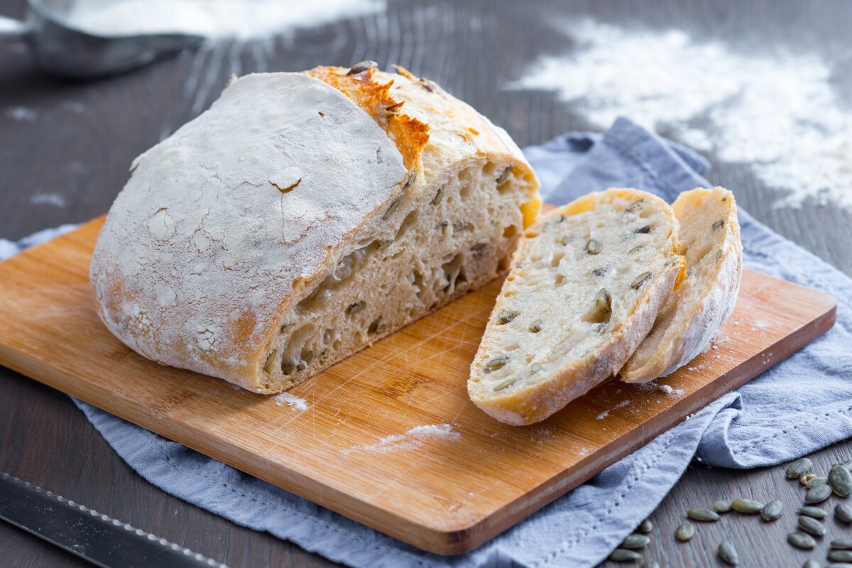 Brot mit Sauerteig und Kürbiskernen