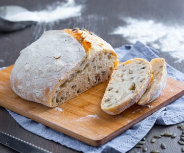 Brot mit Sauerteig und Kürbiskernen
