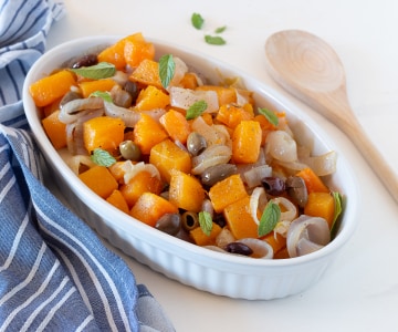 Kürbis in der Pfanne mit Zwiebeln und Oliven