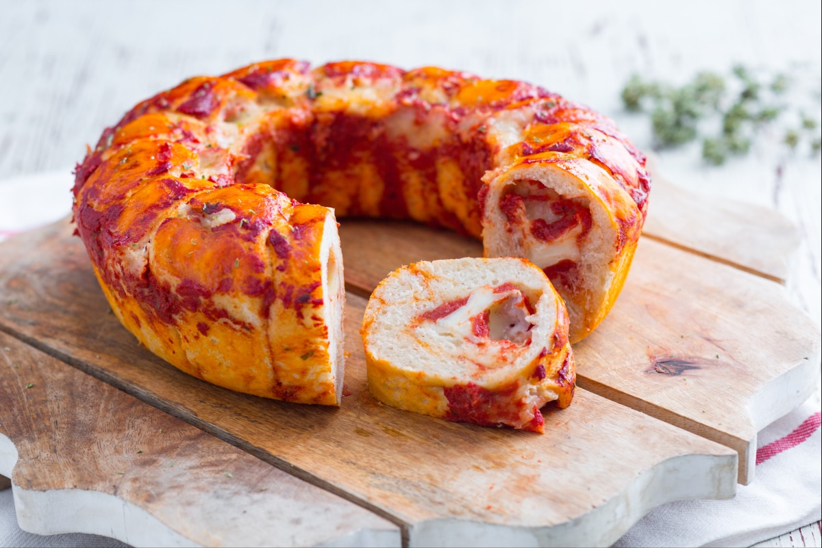 Hoher und flauschiger Pizzakranz