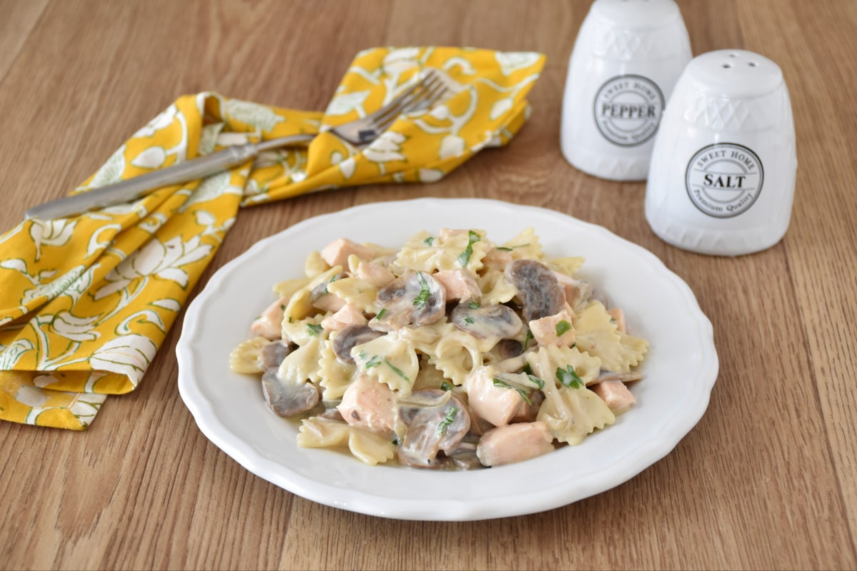 Cremige Pasta mit Lachs und Pilzen